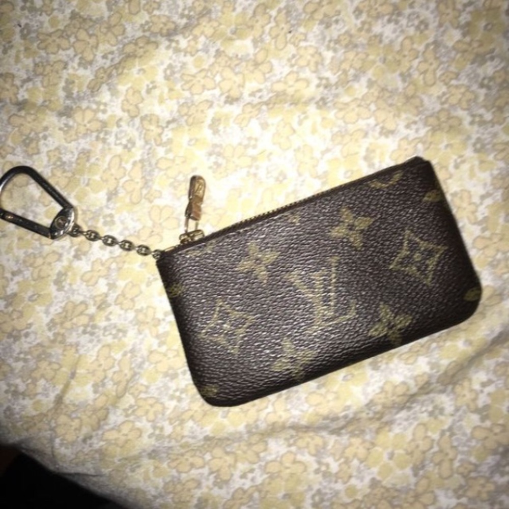 Louie v keychain wallet
